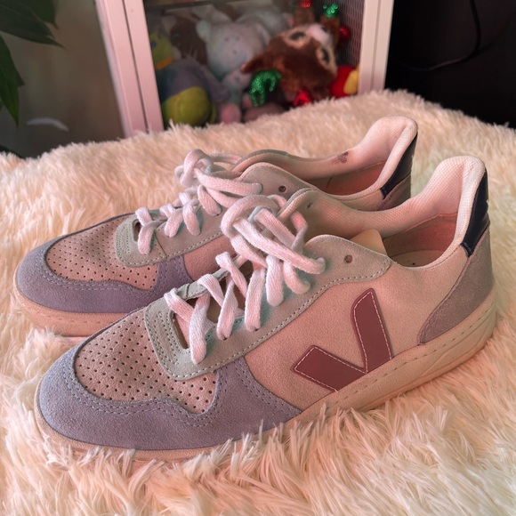 😍SOLD😍Veja V10 Suede Sneakers - Picture 2 of 5